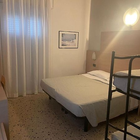 Hotel Veliero Rimini Buitenkant foto