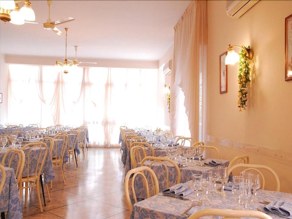 Hotel Veliero Rimini Buitenkant foto
