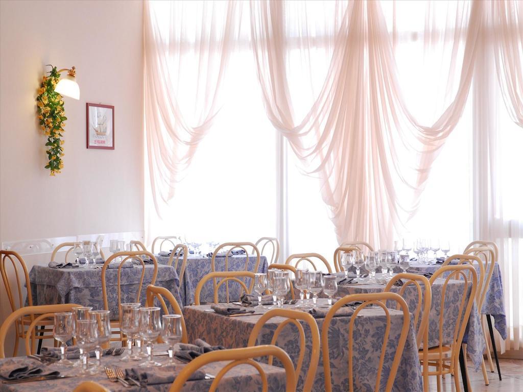 Hotel Veliero Rimini Buitenkant foto