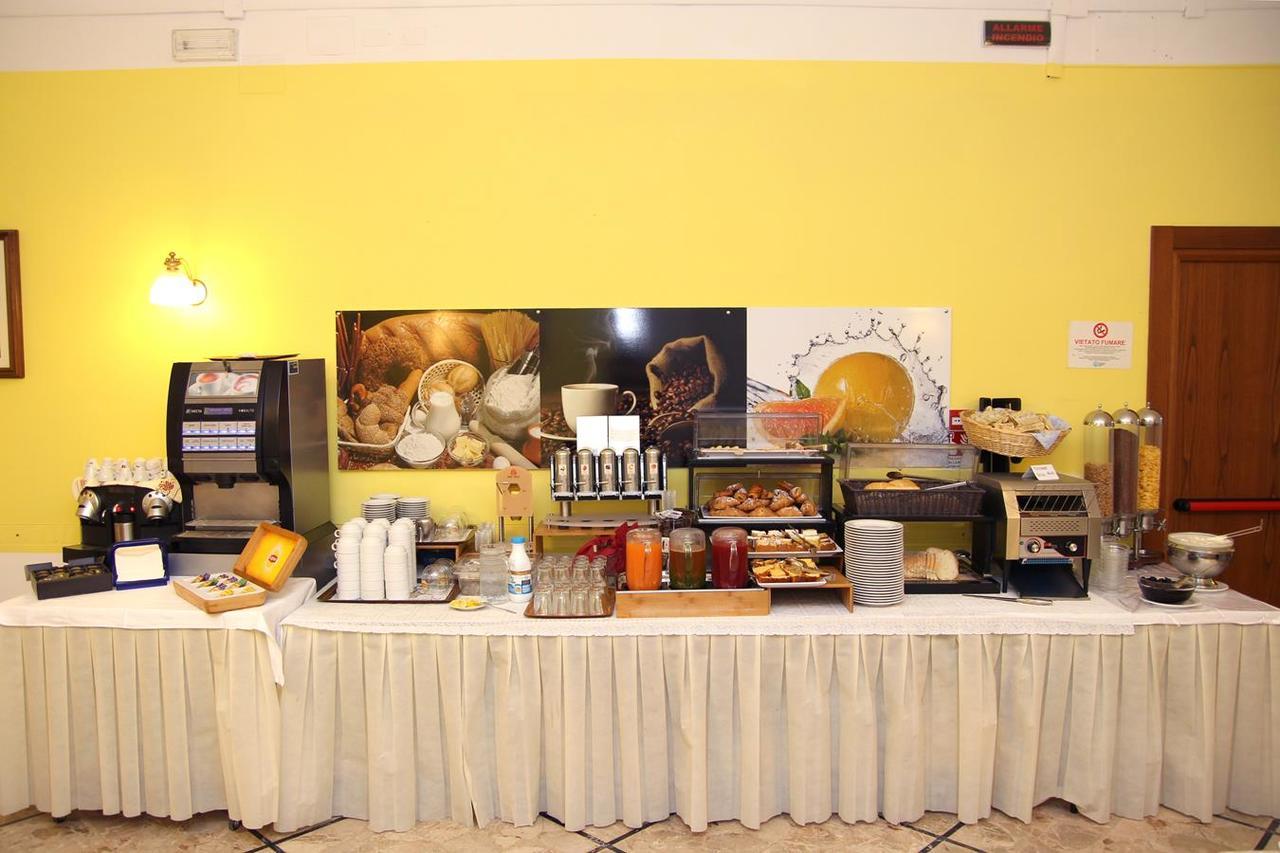 Hotel Veliero Rimini Buitenkant foto