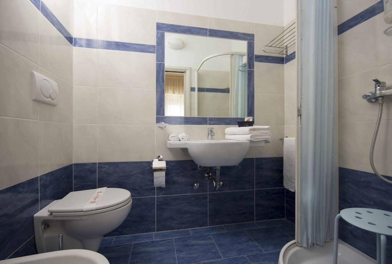 Hotel Veliero Rimini Buitenkant foto
