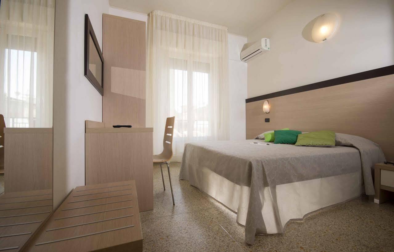 Hotel Veliero Rimini Buitenkant foto