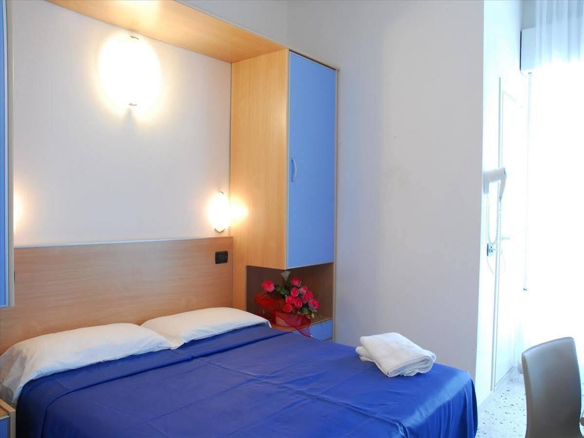 Hotel Veliero Rimini Buitenkant foto