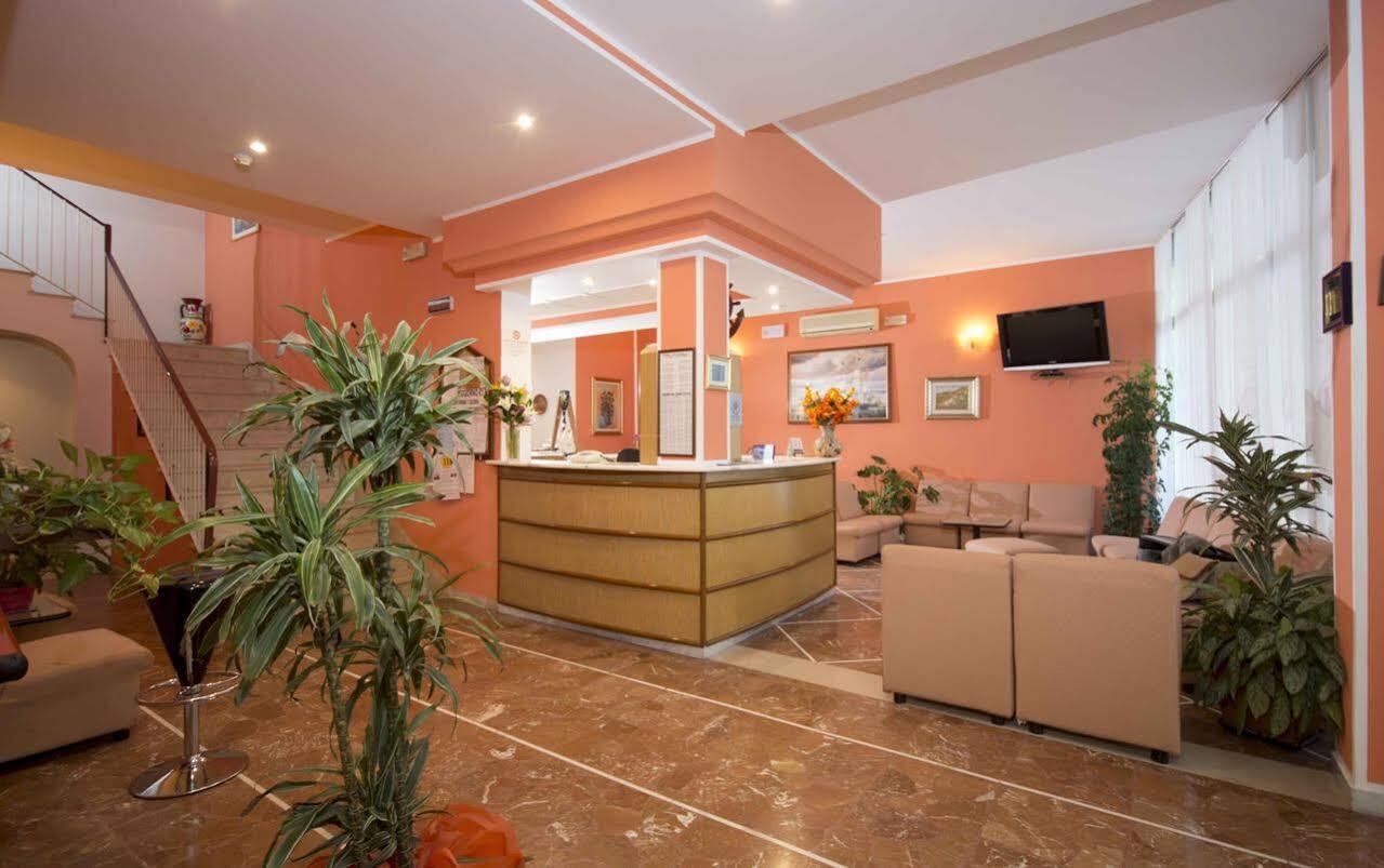Hotel Veliero Rimini Buitenkant foto