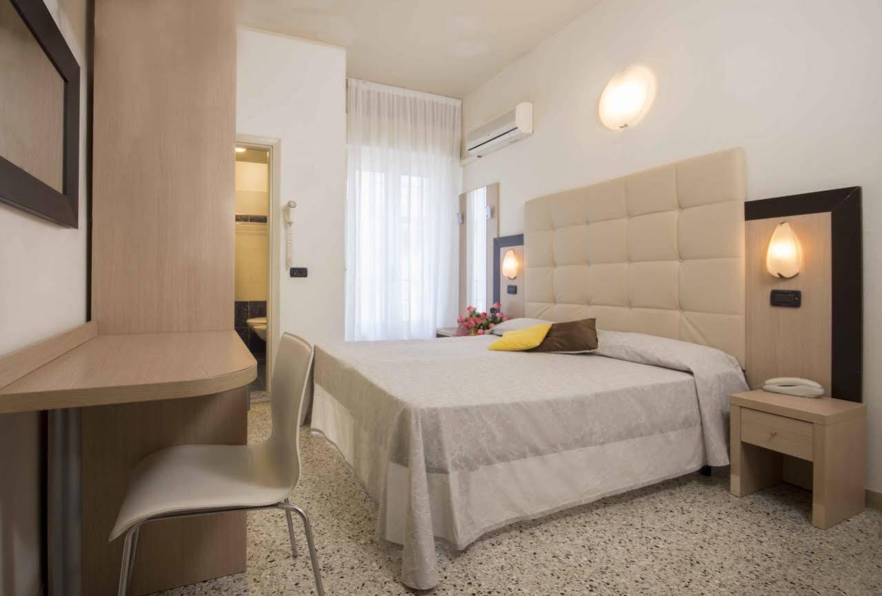 Hotel Veliero Rimini Buitenkant foto