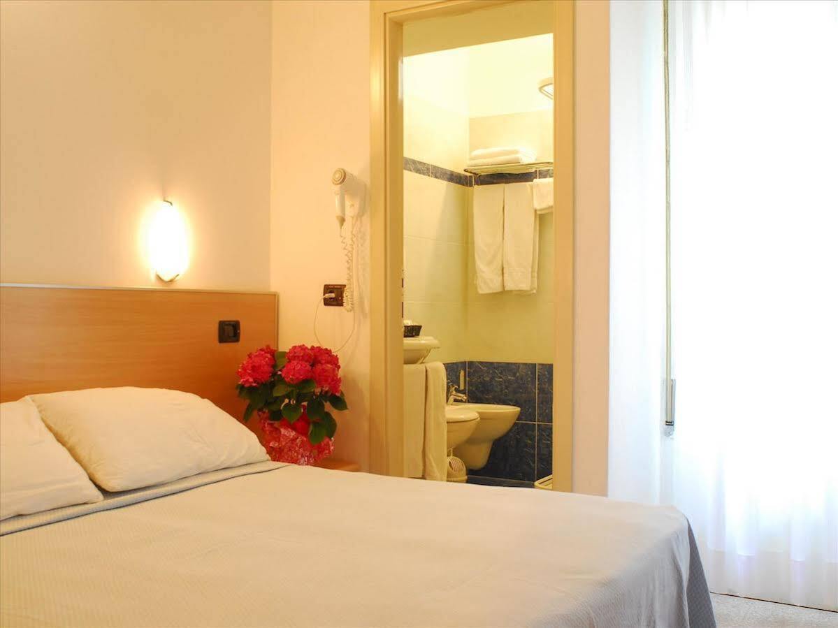 Hotel Veliero Rimini Buitenkant foto