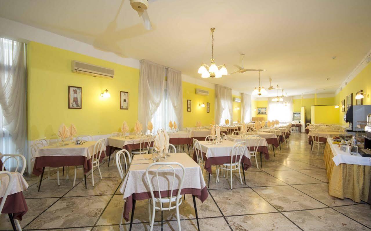 Hotel Veliero Rimini Buitenkant foto