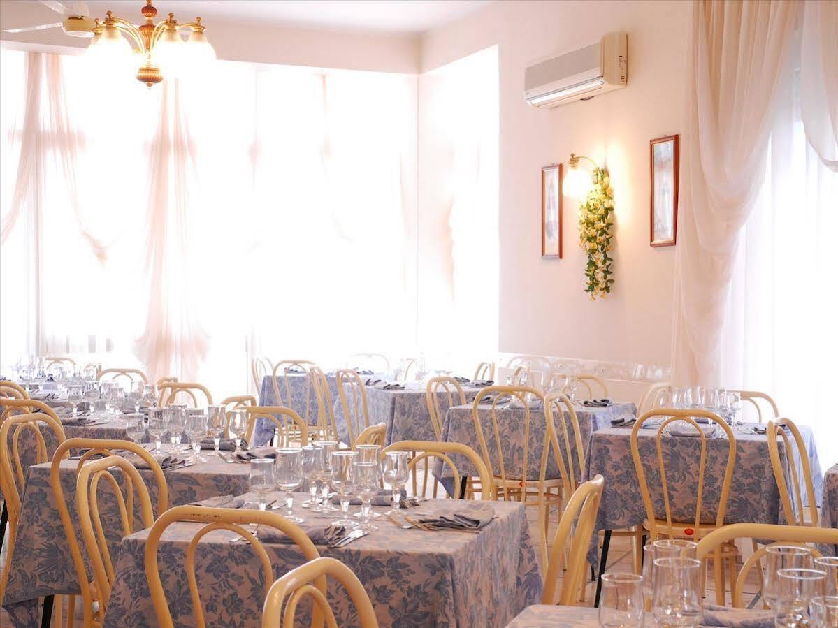 Hotel Veliero Rimini Buitenkant foto