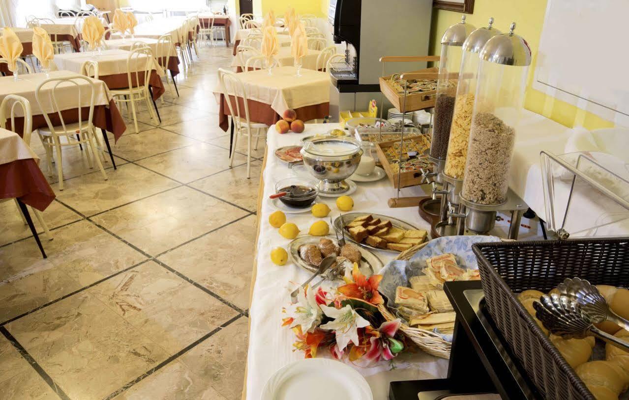 Hotel Veliero Rimini Buitenkant foto